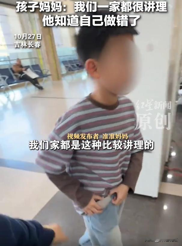 吉林，一位外卖小哥穿梭在街道上，道路旁边停满了车辆。突然，在视觉盲区，上演了“鬼