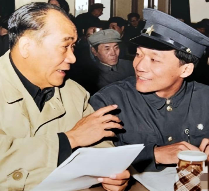 1979年10月30日，侯耀文与父亲侯宝林一同参加了在北京召开的第四次中国文学艺