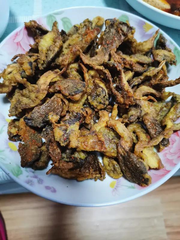 买的油炸食品真得悠着点吃。外面卖的油炸食品，油反复使用，里面不知道产生了多少有害