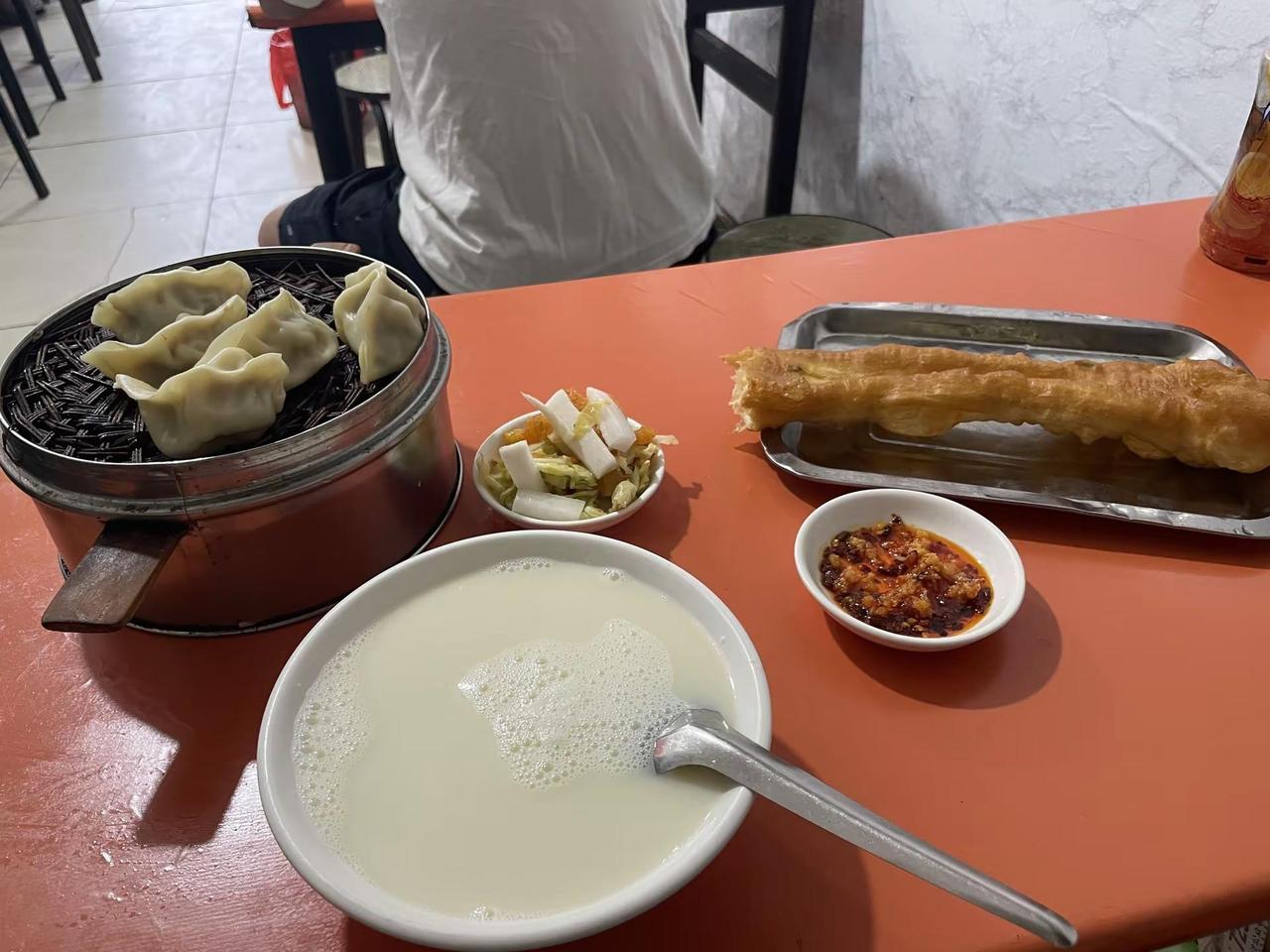吃早餐。早上5点多，吃早点的真多