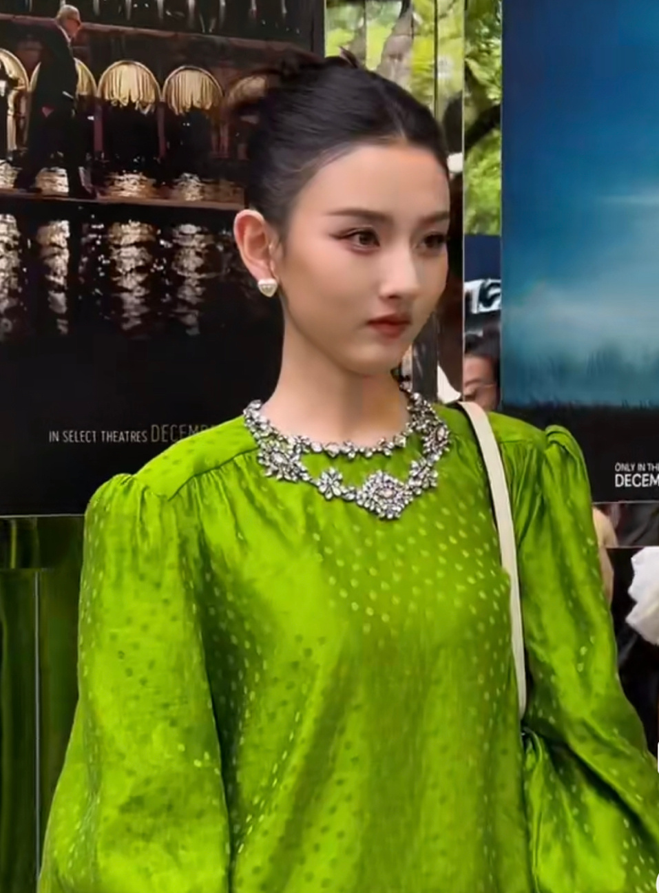 宋祖儿今日线下活动直拍，大光明美成这样，时尚又利落！ 