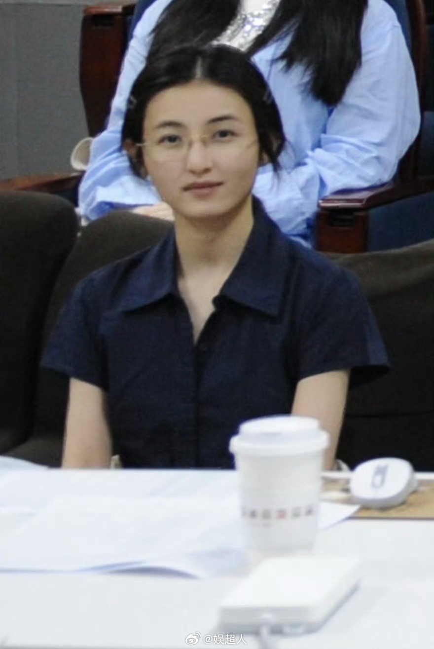 张子枫和北电22级表演专业合影张子枫北电22级表演专业答辩老师北电22级表演班毕