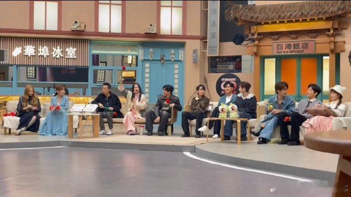 黄龄为了张信哲加入合唱团的样子又甜又励志，这份对偶像的热爱和对音乐的执着太打动人