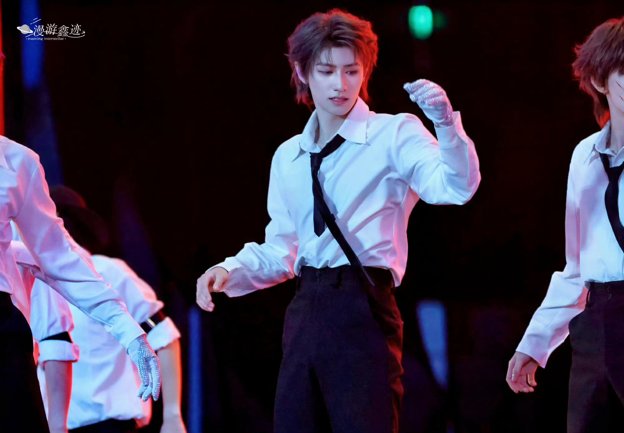 朱志鑫这个造型有点天神下凡了TF家族新音朱志鑫灯牌