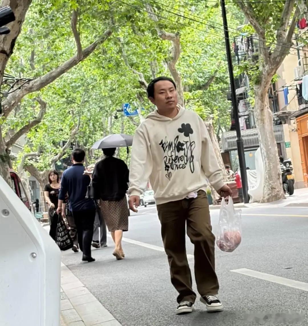 31岁脱口秀演员徐志胜在上海外出买菜被偶遇，他一个人步行去市场，他拎着一袋排骨从