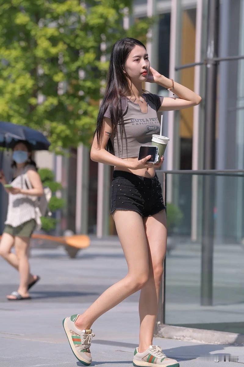 谁说女子不如男？
如今市井街头
露肤着装，男子不及女子多
拖鞋随性，男子不及女子