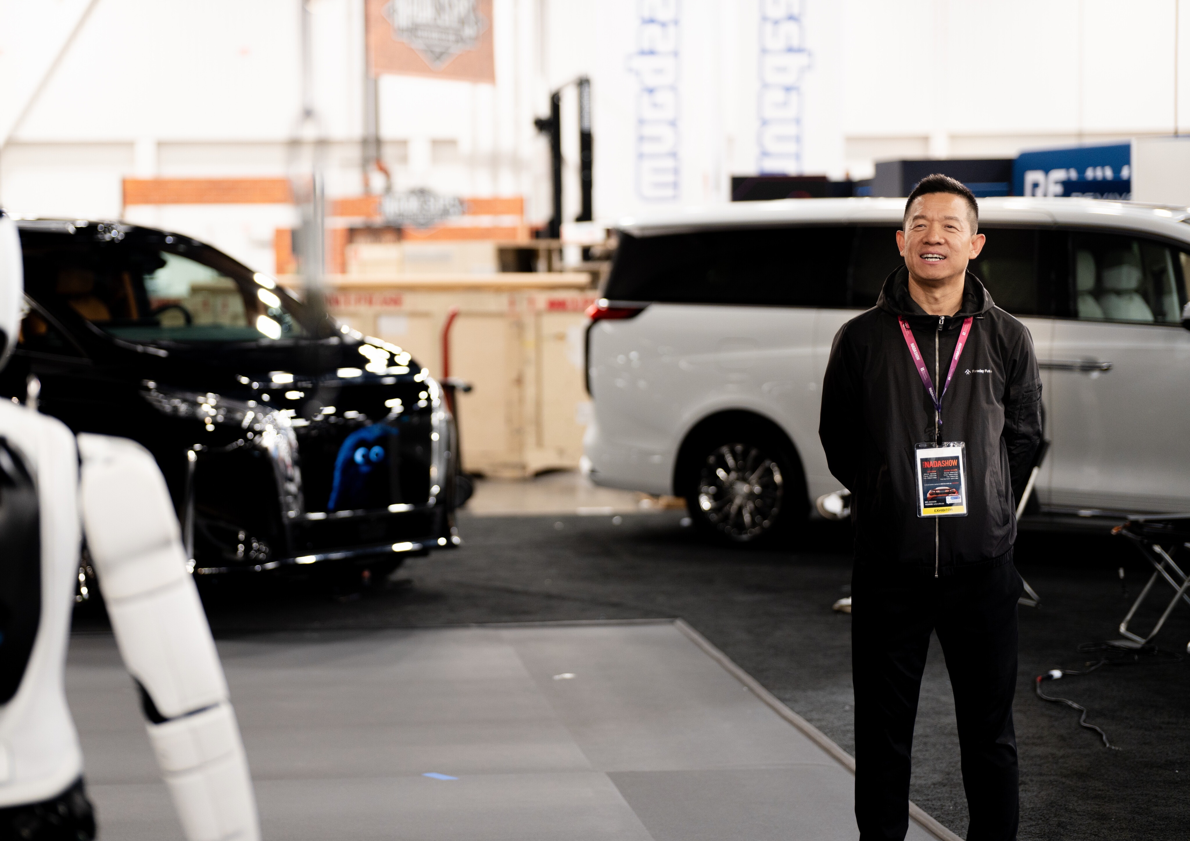 贾总的法拉第未来开始搞具身智能机器人了。很明显FF现在没有能力自研，是跟国内某家