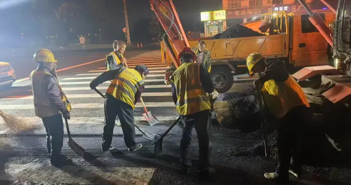 深夜里的“通畅守护者”｜益阳市政夜间施工保障市民安全出行
