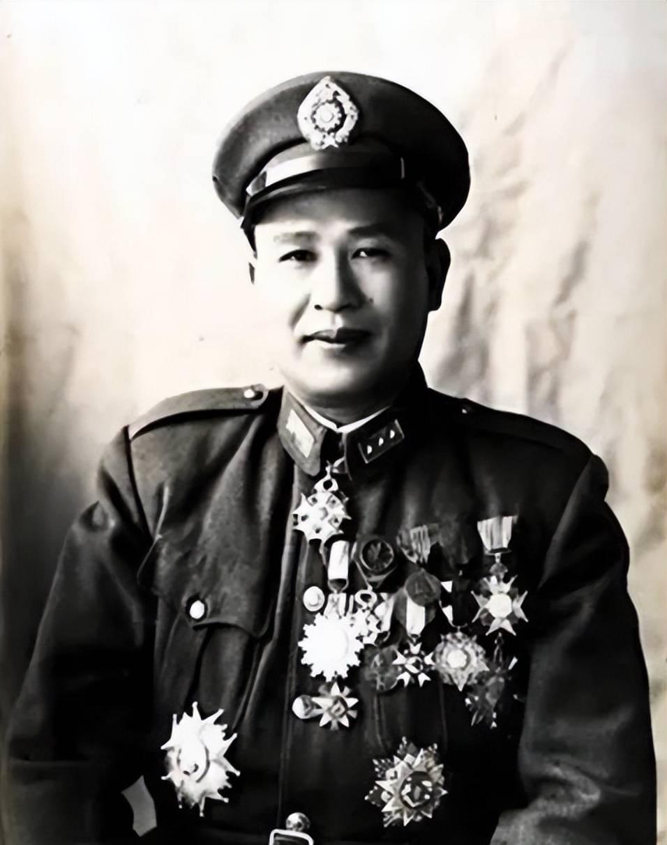 1937年，李克农外出散步，突然，一个老农朝他扔了一个纸团。李克农捡起来一看，脸