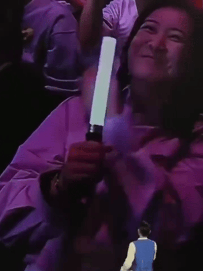 贾玲在刘德华演唱会跨年 跨年夜最幸福的人非贾玲莫属！她坐在刘德华演唱会的第一排，