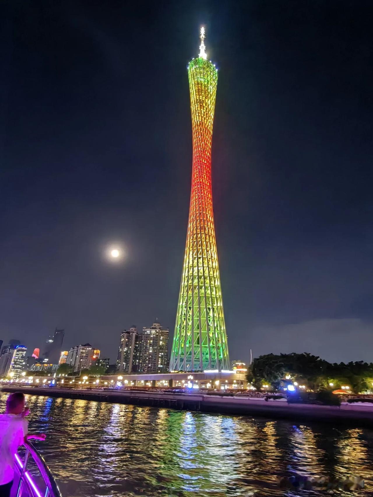 在珠江畔，一边漫步一边欣赏广州塔小蛮腰是一种什么感觉？当然，白天与夜晚的感觉肯定