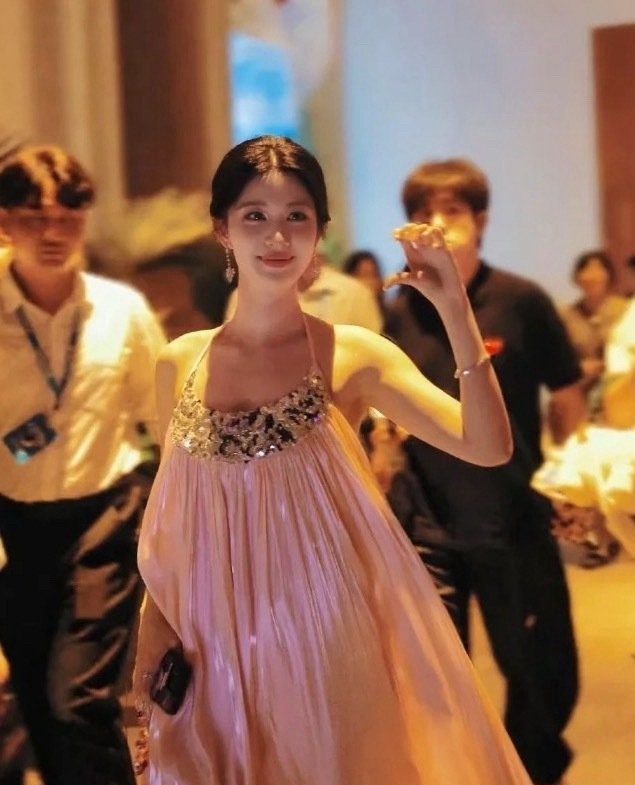 我真的以为是赵露思…结果一个是王楚然，一个是李一桐[允悲] ​​​