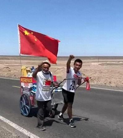 拒绝倍速！72岁硬核大爷拉车徒步4000公里，只为国庆看一场升旗

在这个高铁飞