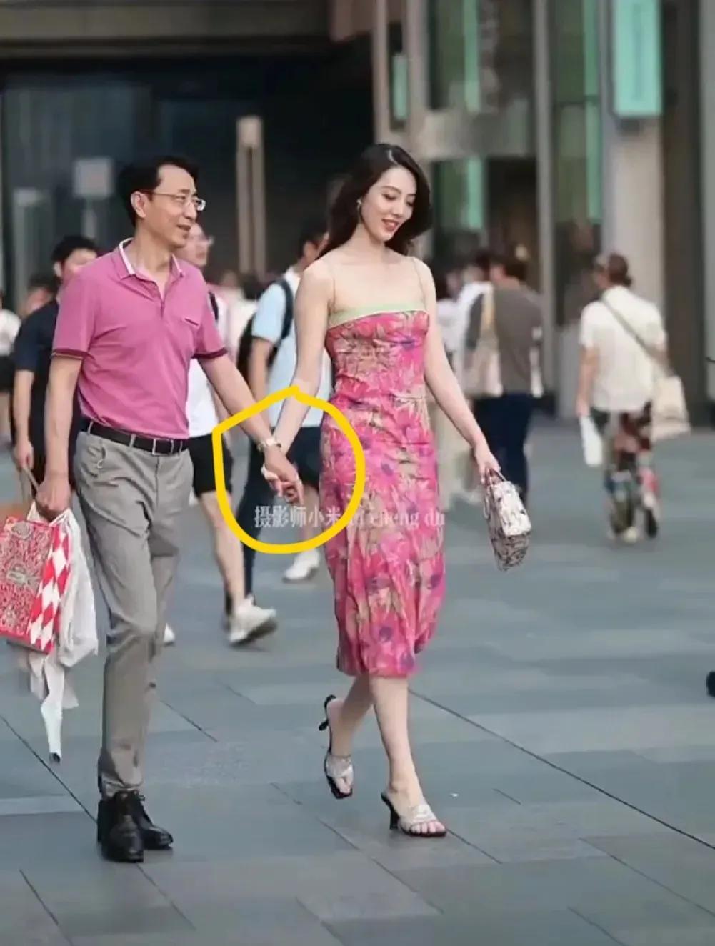 是男的值得称赞？
还是女的值得颂扬？
刷10条有8条是这个图片，以为什么惊天动地