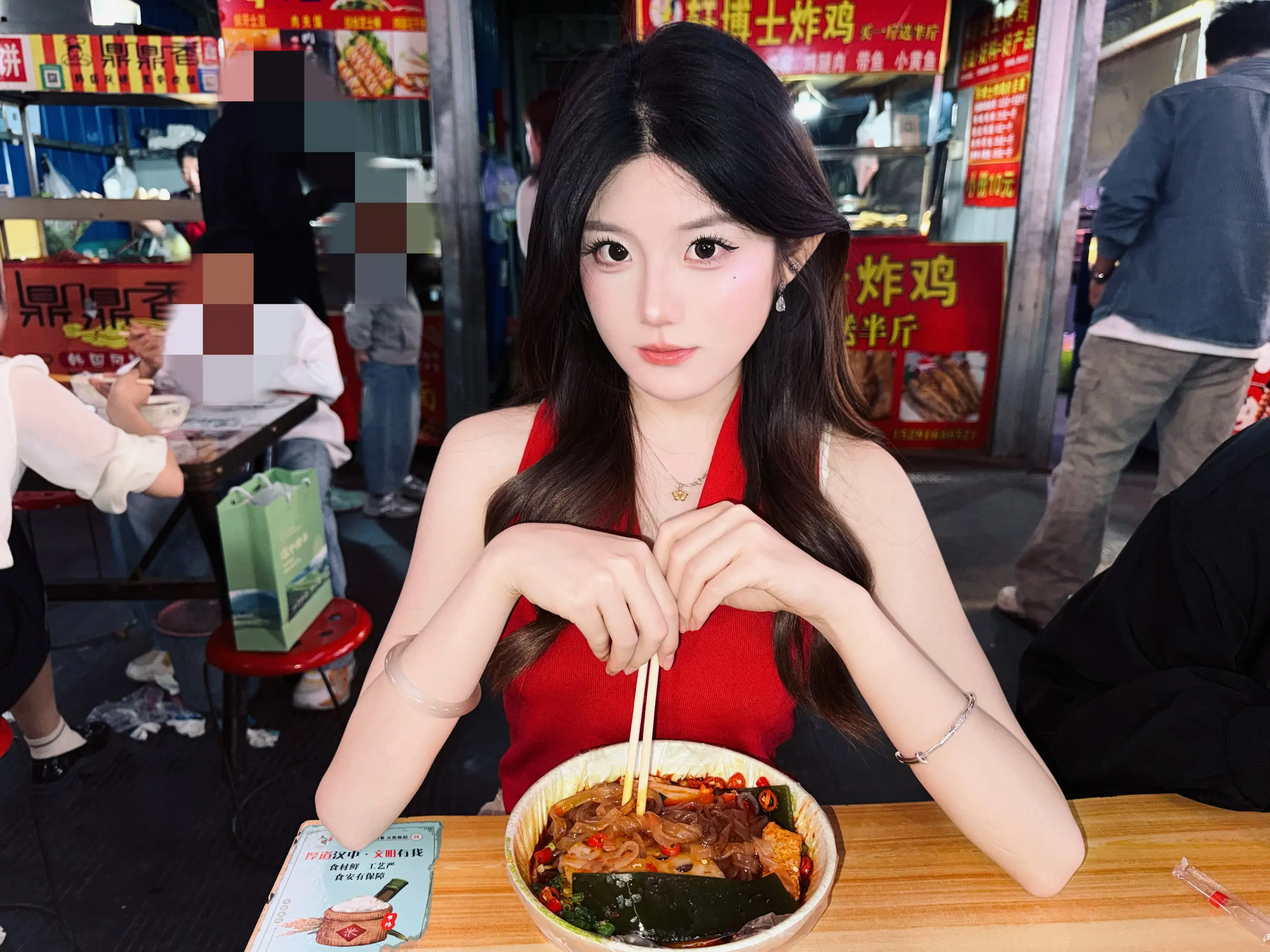 幸福不是吃山珍海味 也不是吃路边摊 幸福是无论吃什么都是同一个人陪