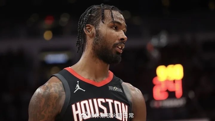 在火箭战胜鹈鹕的比赛中，伊森投进了3个三分球。这是他自3月1日对阵热火队投进两记