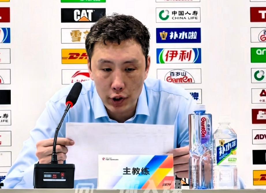 易立可能离职！
据某篮球媒体人爆料，江苏男篮管理层正在考虑更换球队主教练，易立或