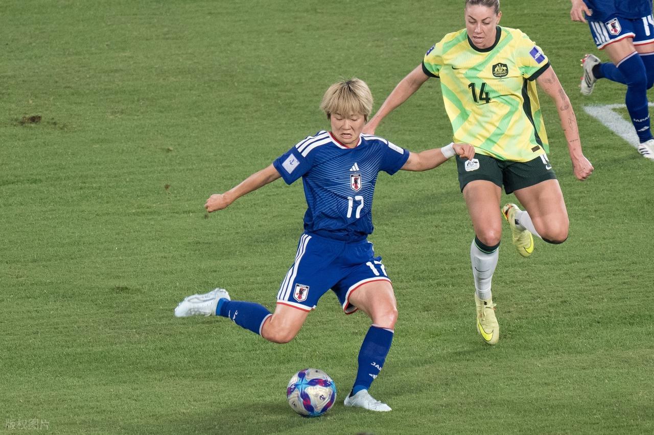 服了服了！澳大利亚女足竟被“男人”打败了！

浜野舞香，连球门都不看，直接半转身