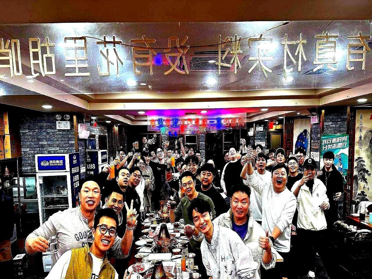 封箱台上，烧饼一把搂住秦霄贤，掏出一沓现金直接塞进他口袋。
 

台下瞬间炸了。