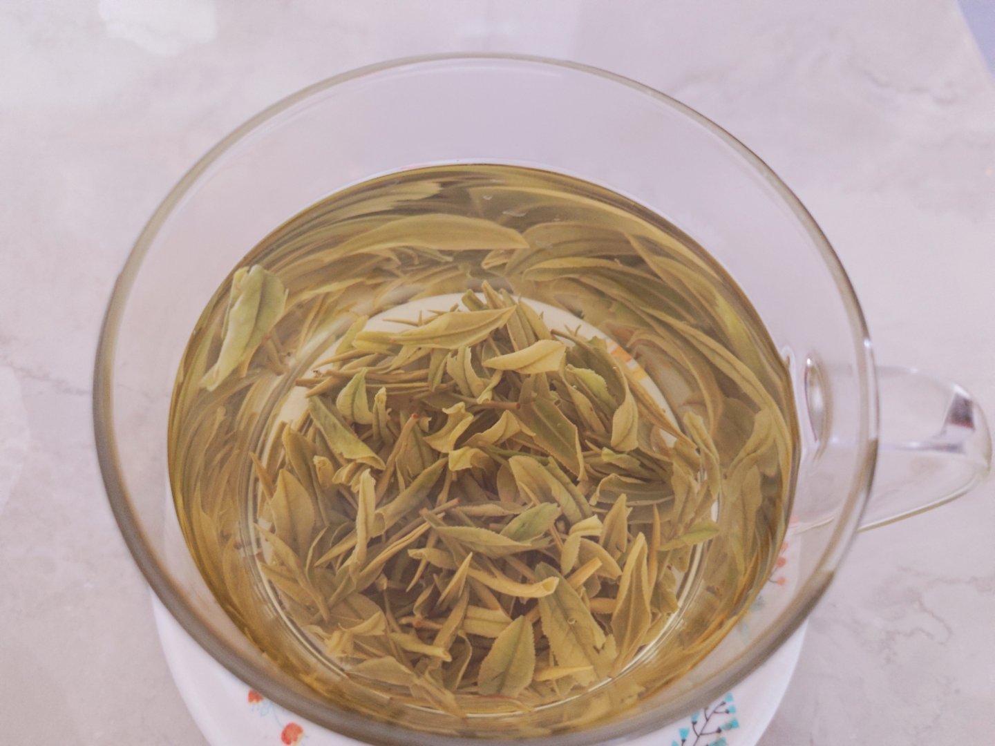 卷的鸡蛋皮，午餐肉切的条条，还有点xo酱。蔬菜没拍，吃完了。偷点我爸的绿茶喝喝。