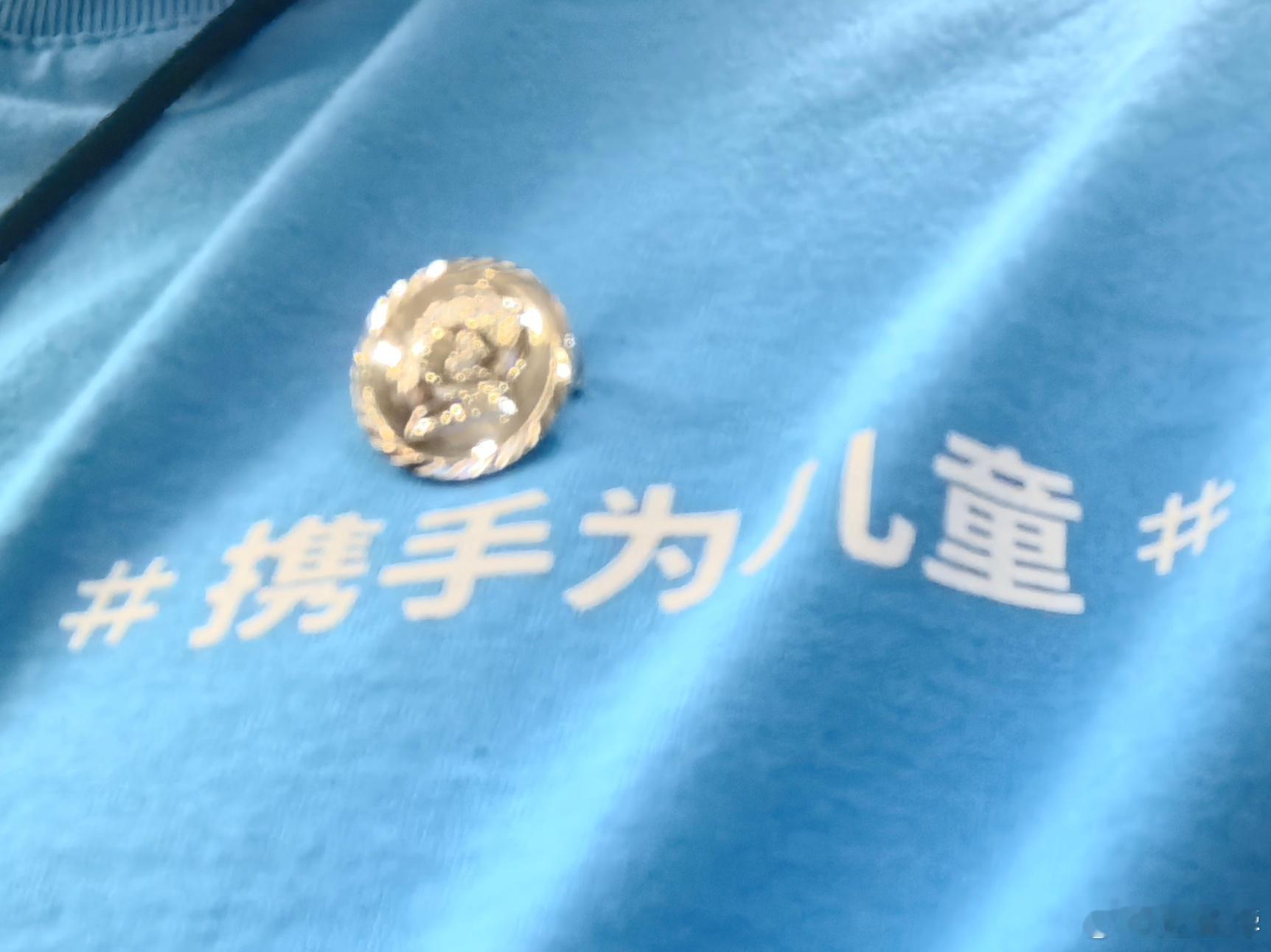 我曾以为，笑容是我与世界最亲密的约定。在初生的那二十几年光阴里，我的脸上似乎永远