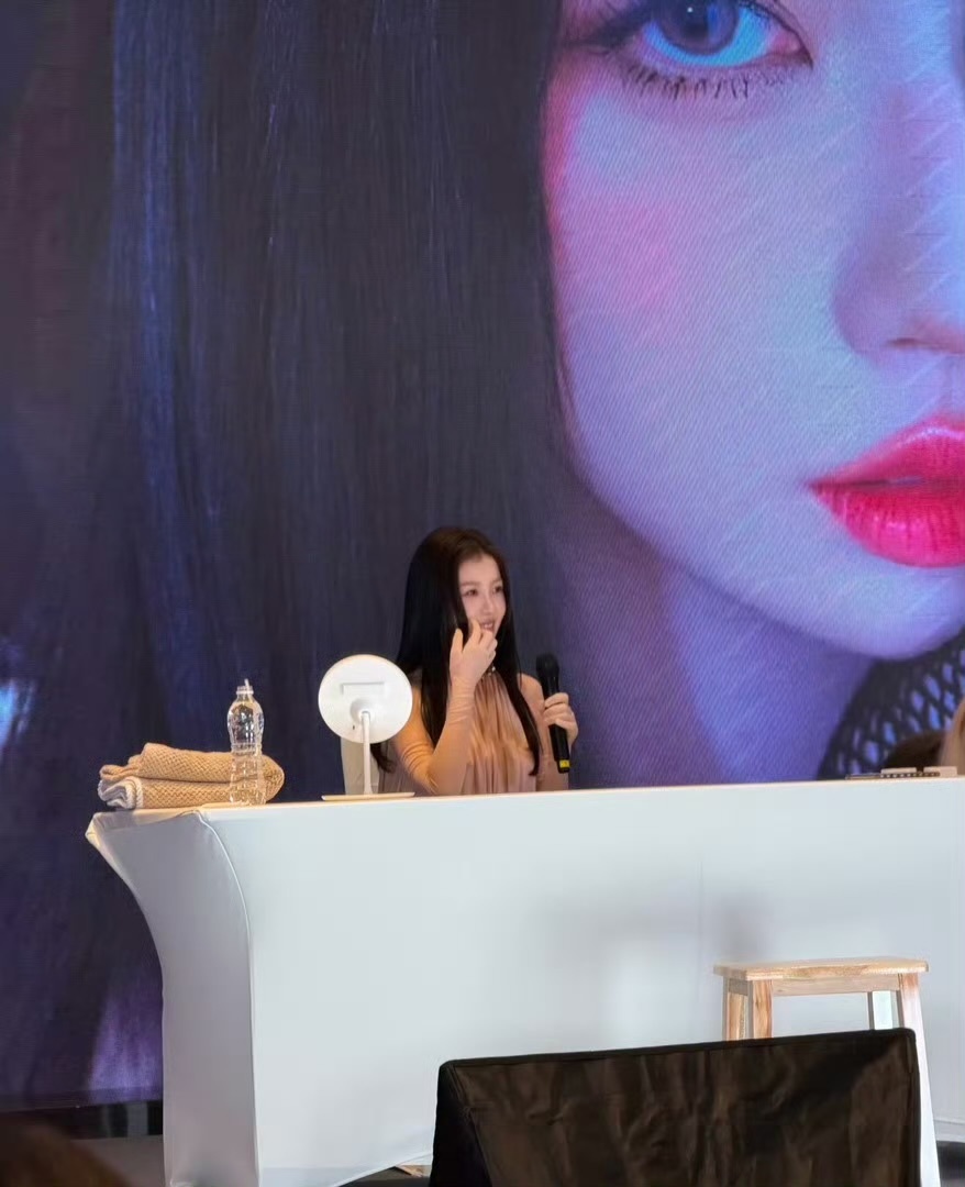 虞书欣签售会虞书欣线下销售会造型，完全美萌小女孩啊