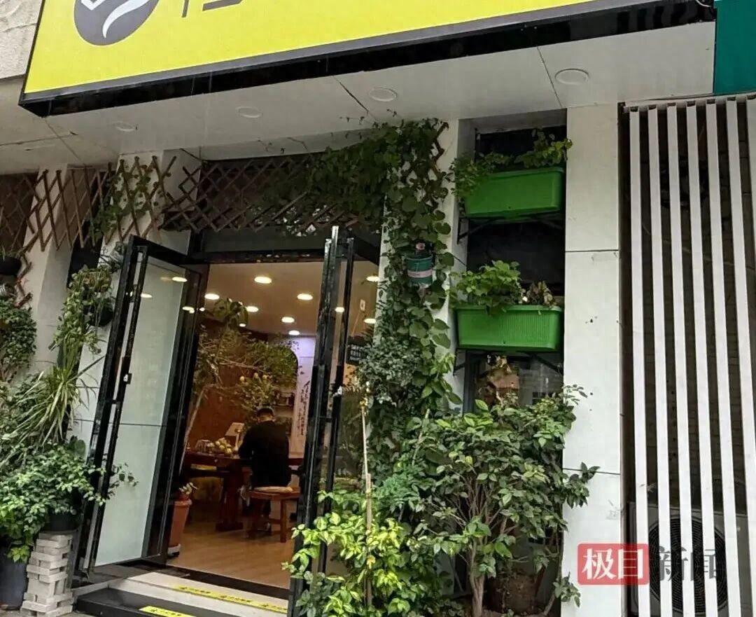 一个武汉的女士，刷短视频看到一名00后山东小伙子发内容，说自己身上没钱吃饭，她直