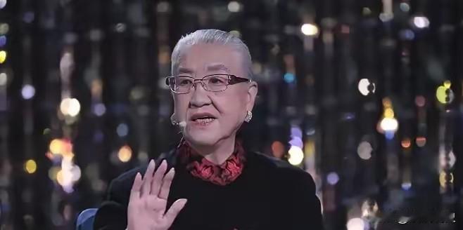 ​​耿莹出生在一个特殊的年代，家国战乱让每个人都难以避免地与艰难同行，从小，她的