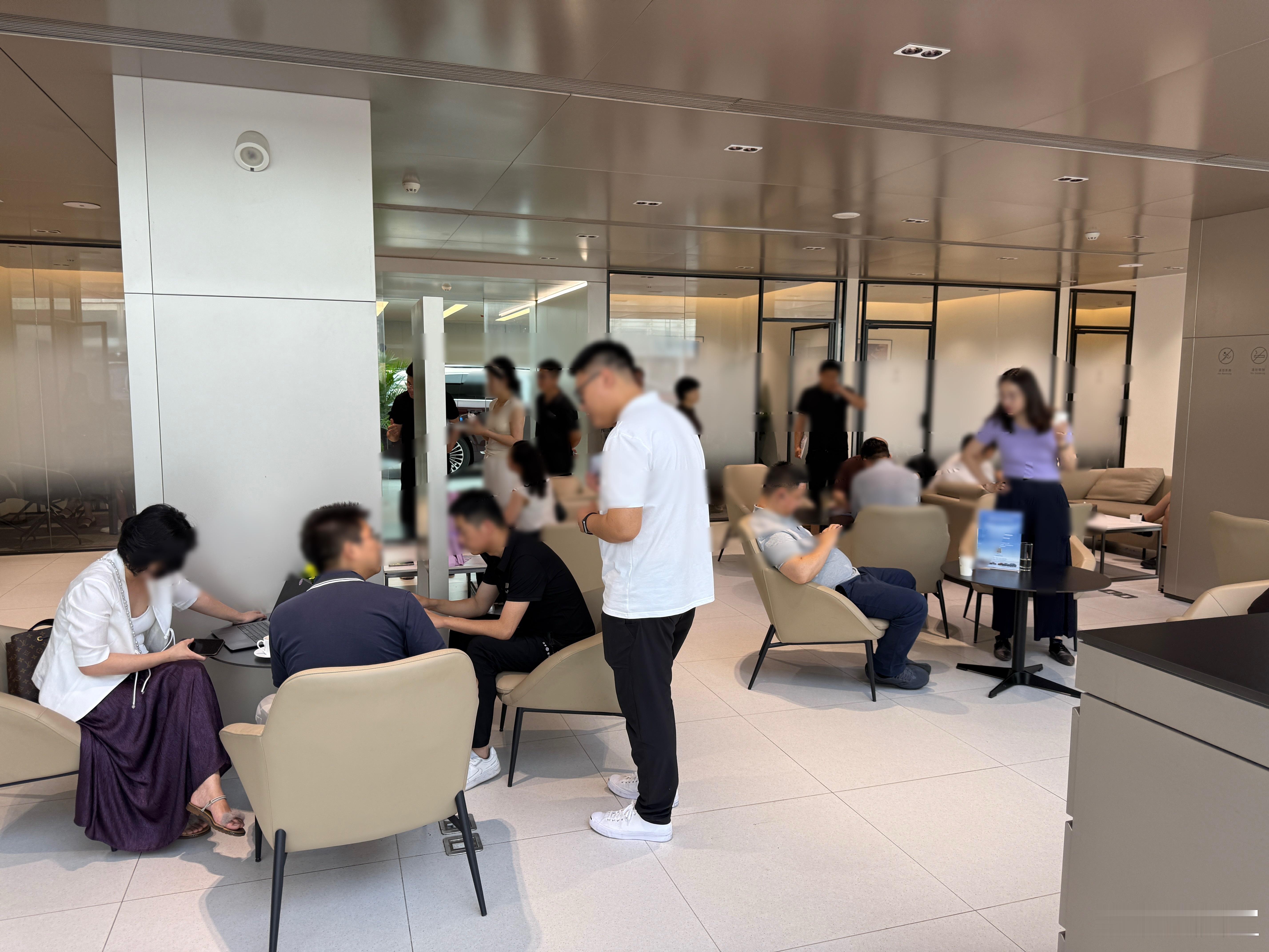 今儿来鸿蒙智行提车，人也太多了……[允悲]再一看交付区，不是M8就是M9，友商不