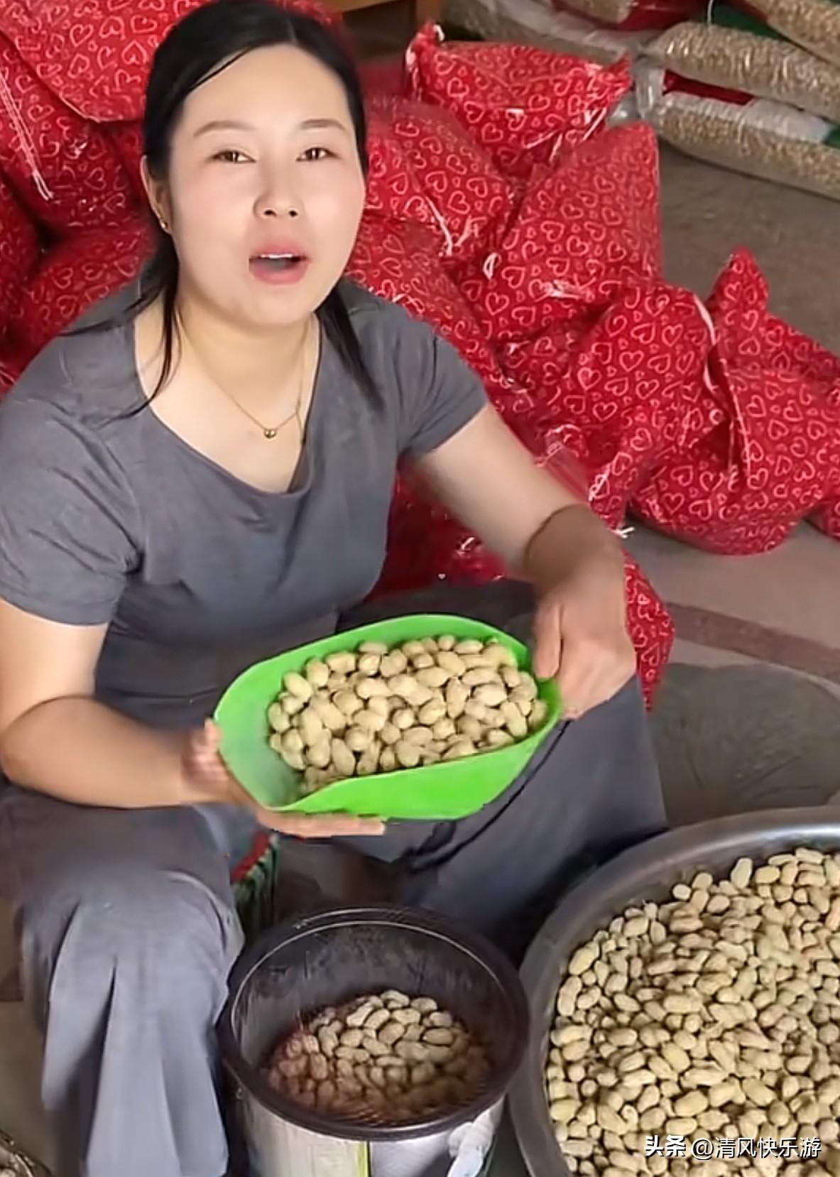 一个人在家做电商又是爆单的一天，今天的品好打包，称重装袋就行了，就雇了一个大姐，