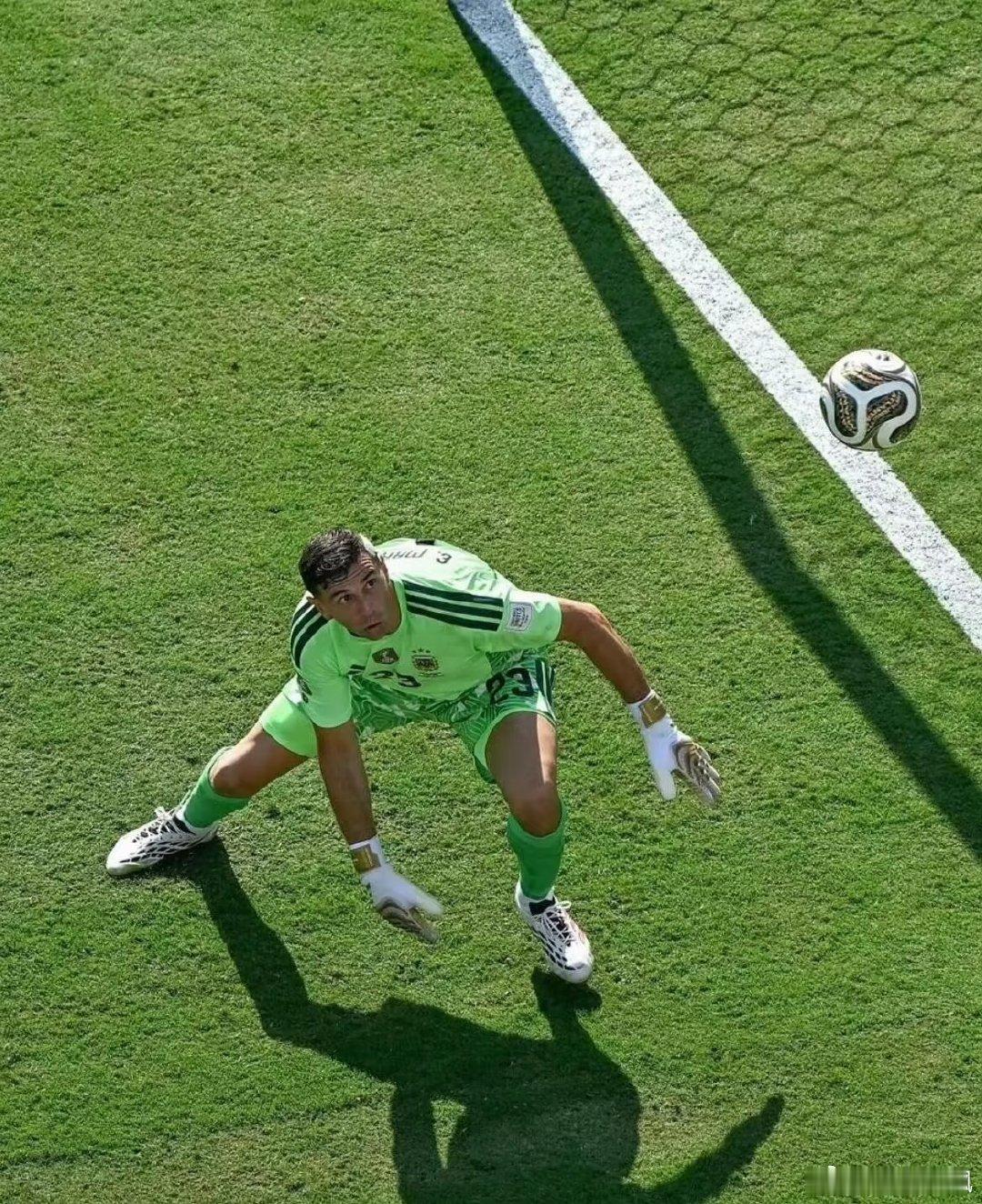 ⚽世界杯决赛，阿根廷0-1西班牙 🧤埃米利亚诺·马丁内斯全场11次扑救（5次禁
