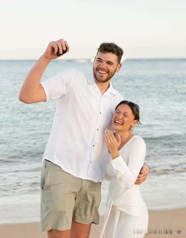 开拓者22岁新星克林根海滩浪漫求婚成功，杨瀚森女友送祝福！

北京时间2月25日