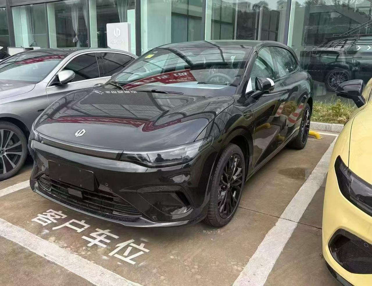 这款零跑Lafa5，特别是黑色，非常动感与运动，很好地体现了两厢车的紧凑以其独特