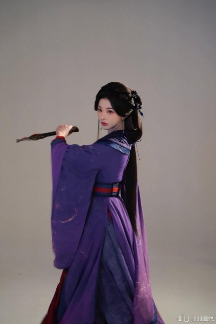 孔雪儿秒切紫女谋主模式孔雪儿紫女紫衣霸气出征 一袭紫衣自带强大气场，紫女这个角色