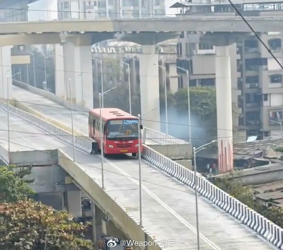 烽火问鼎计划 交通设计……蠢材——印度高架桥 4 条车道以直角合并成 2 条车道