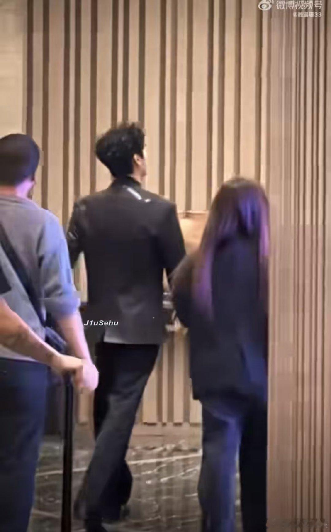 杨旭文红毯造型被识别AI 谁能想到杨旭文红毯造型会被AI误判！大背头利落有型，黑