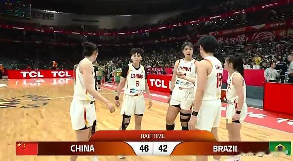 女篮世预赛半场：韩旭5中5高效砍12分 中国46-42领先巴西 哨子偏斜李月汝遭