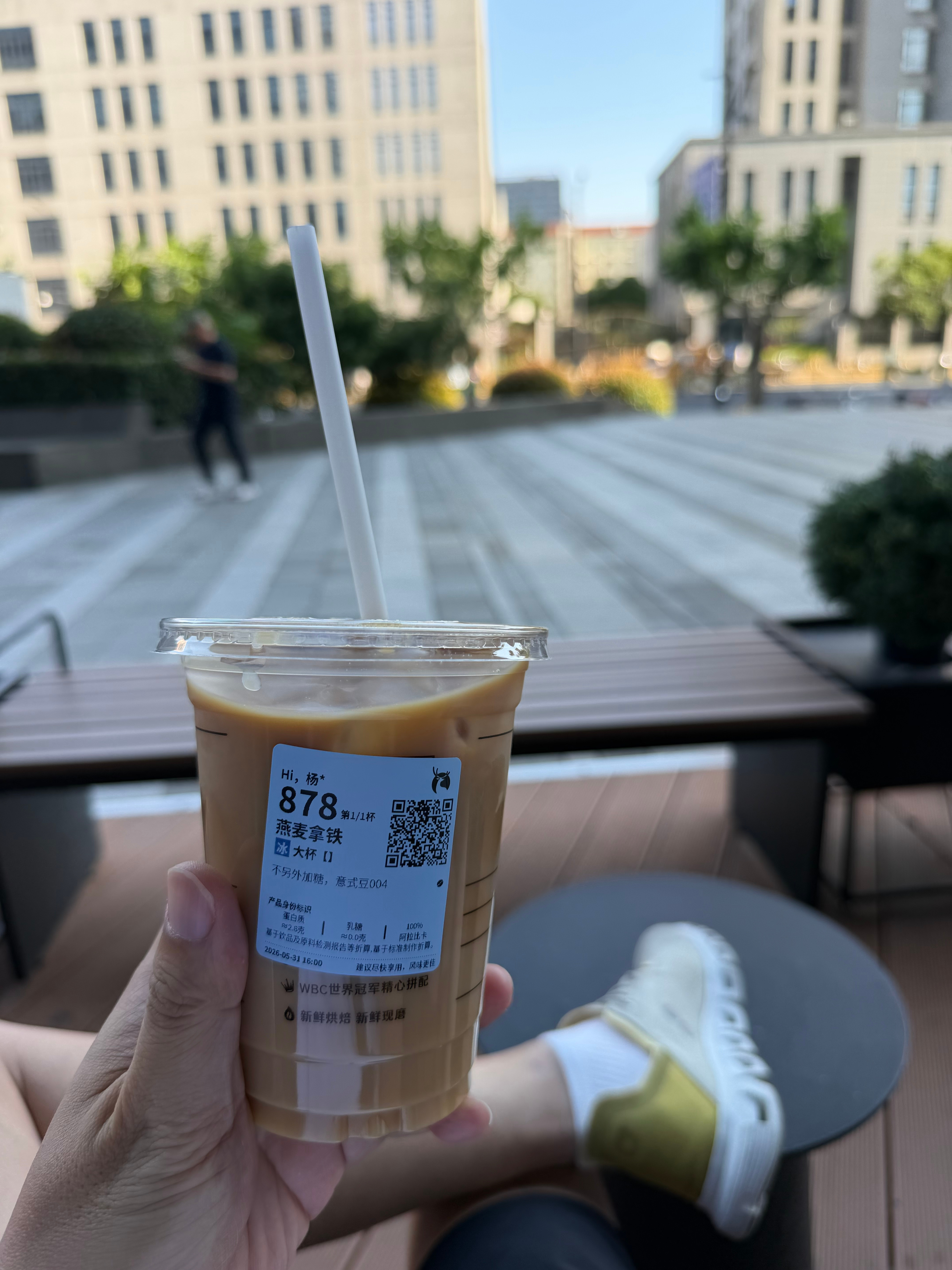 这家瑞幸有点高端，10块钱的燕麦拿铁环境这么好 