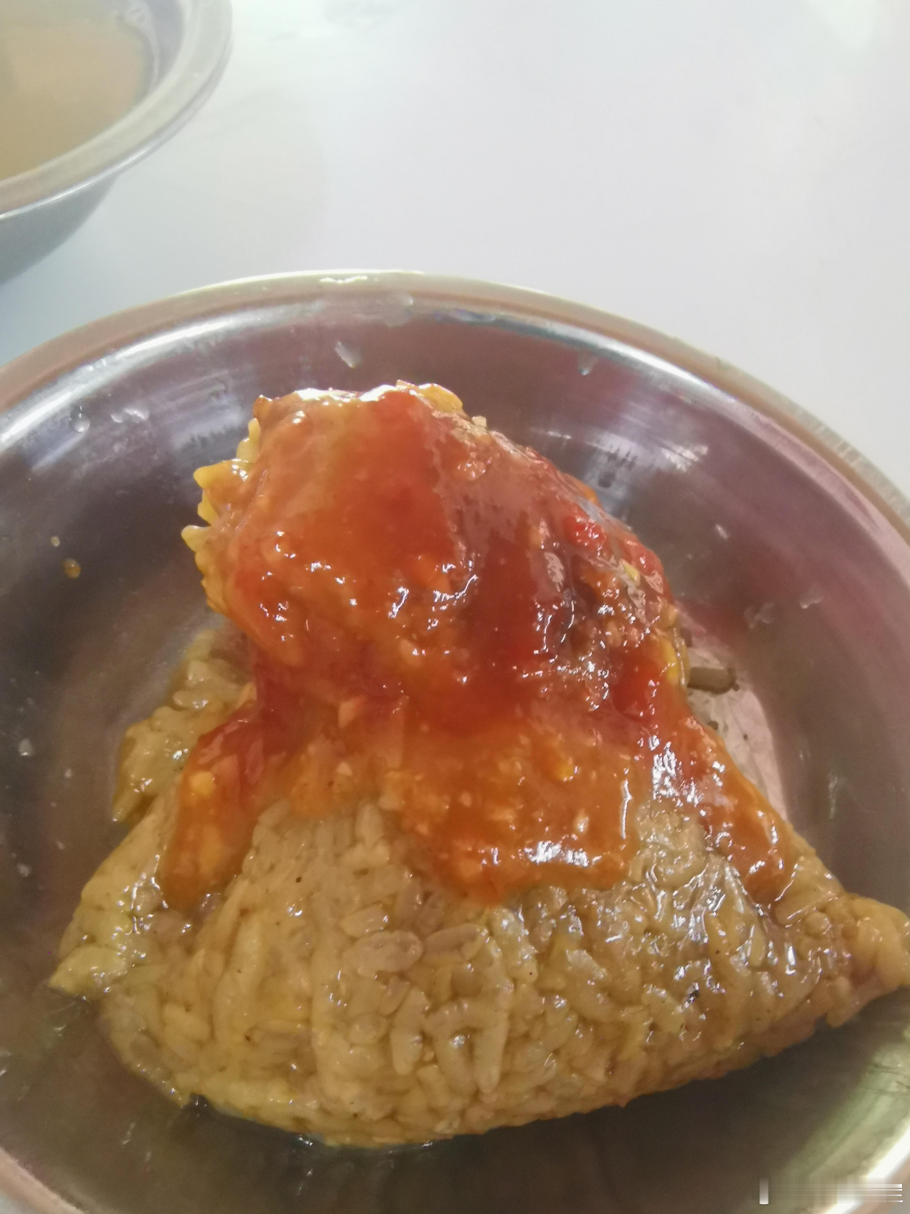 白鹿爱吃大肉粽闽南的香菇大肉粽，好吃到浑身打摆子搭个肠子汤或者牛肉羹，人间一切都