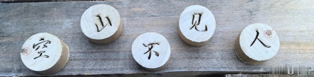 出函谷，骑青牛，白云千载空悠悠