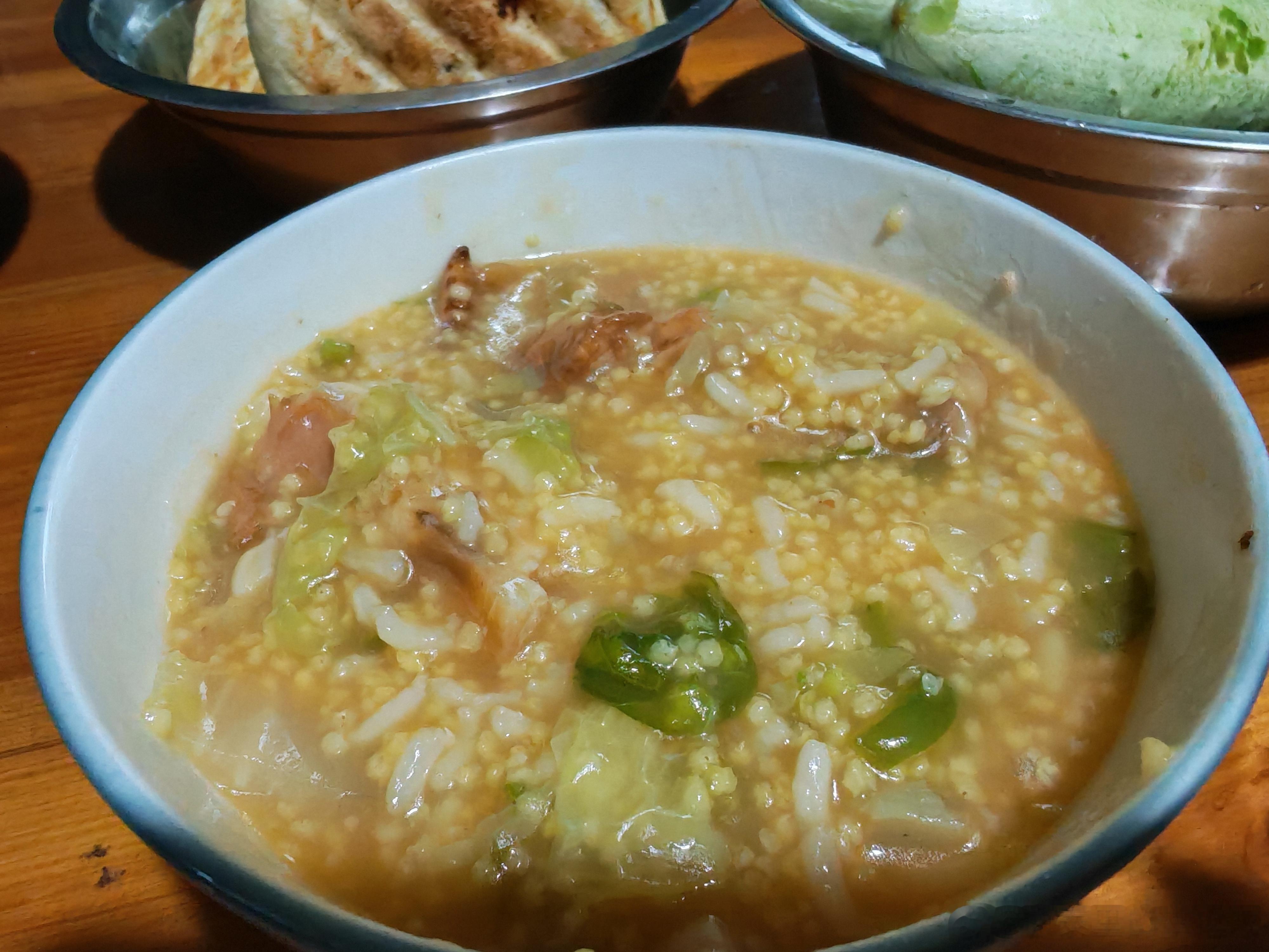 睡到自然醒的日子吃着姆妈做的早餐菜干饼子+鸡腿苦瓜小米白粥+小菜园现摘黄瓜+自己