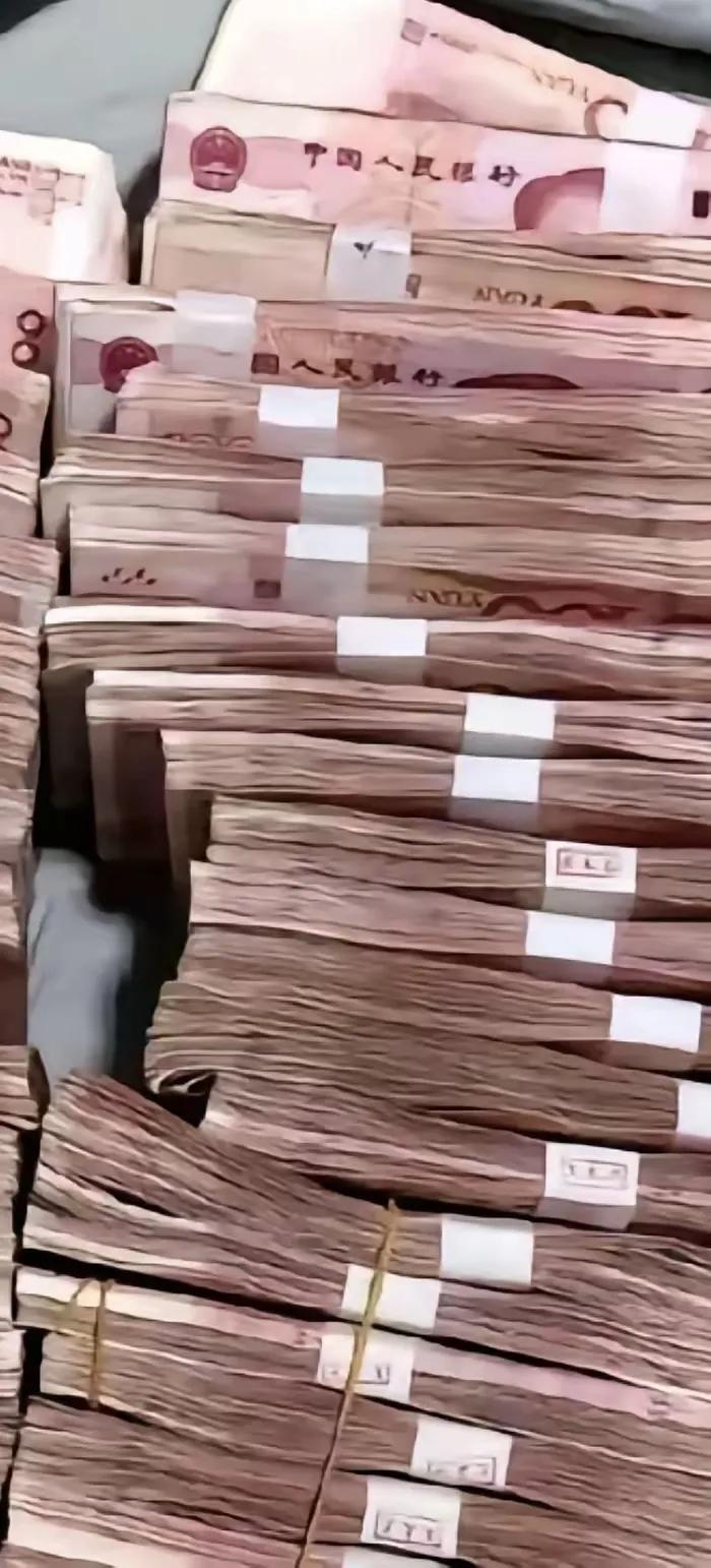 昨天，我和老伴因为80万积蓄吵翻了，过了大半辈子，第一次这么闹心。
 
我们辛辛