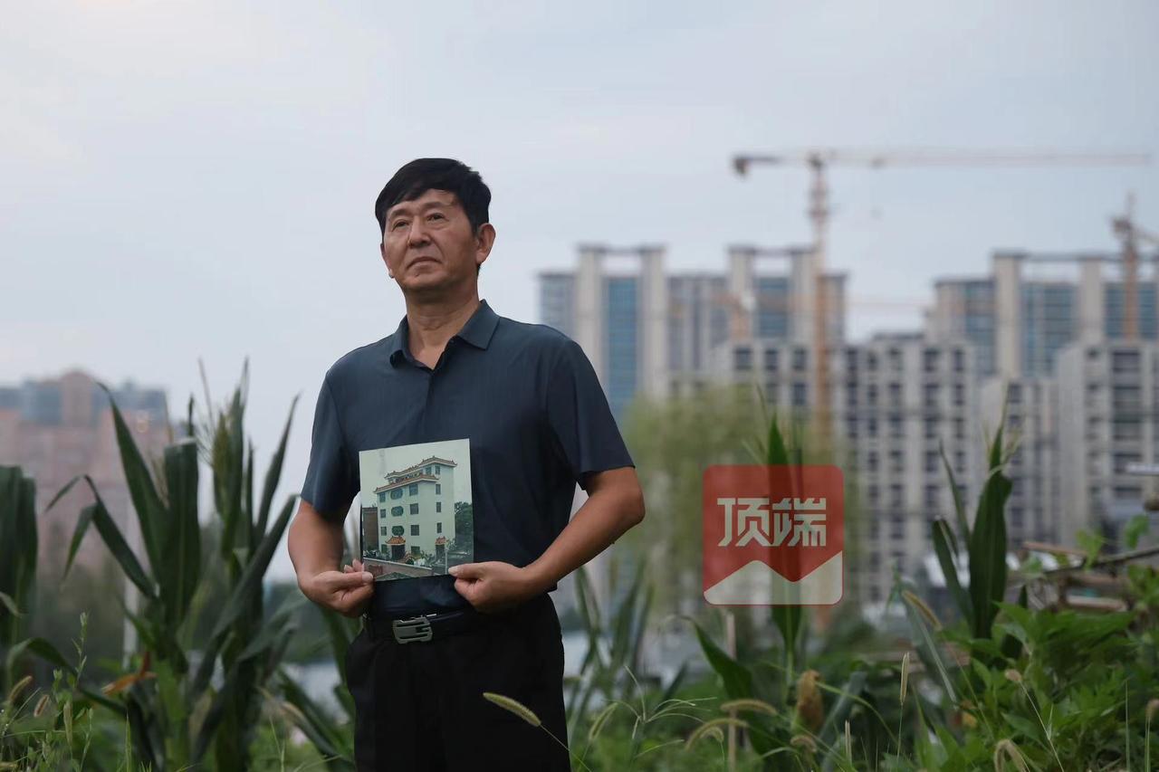 “我想要一个道歉。”河南郑州，一男子花大钱，盖了2栋共计1500平的楼，几年后赶