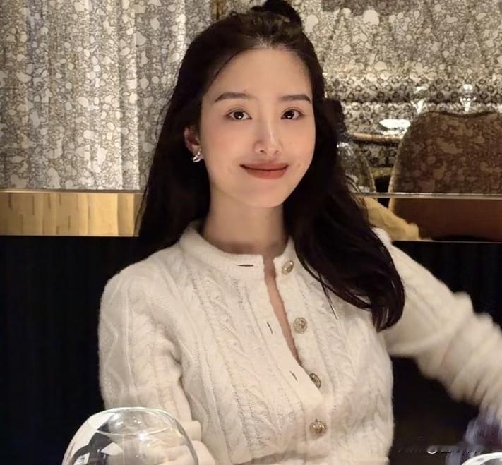 杨采钰，引发热议！
 
7月12号，演员杨采钰，有网友在挪威街头偶遇她和老公出游