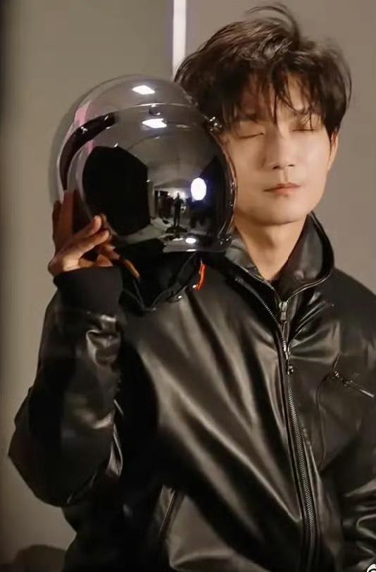 陈楚生登上ELLEMEN睿士开年刊，
皮衣机车和吉他，三大元素锁定这个帅帅的陈楚