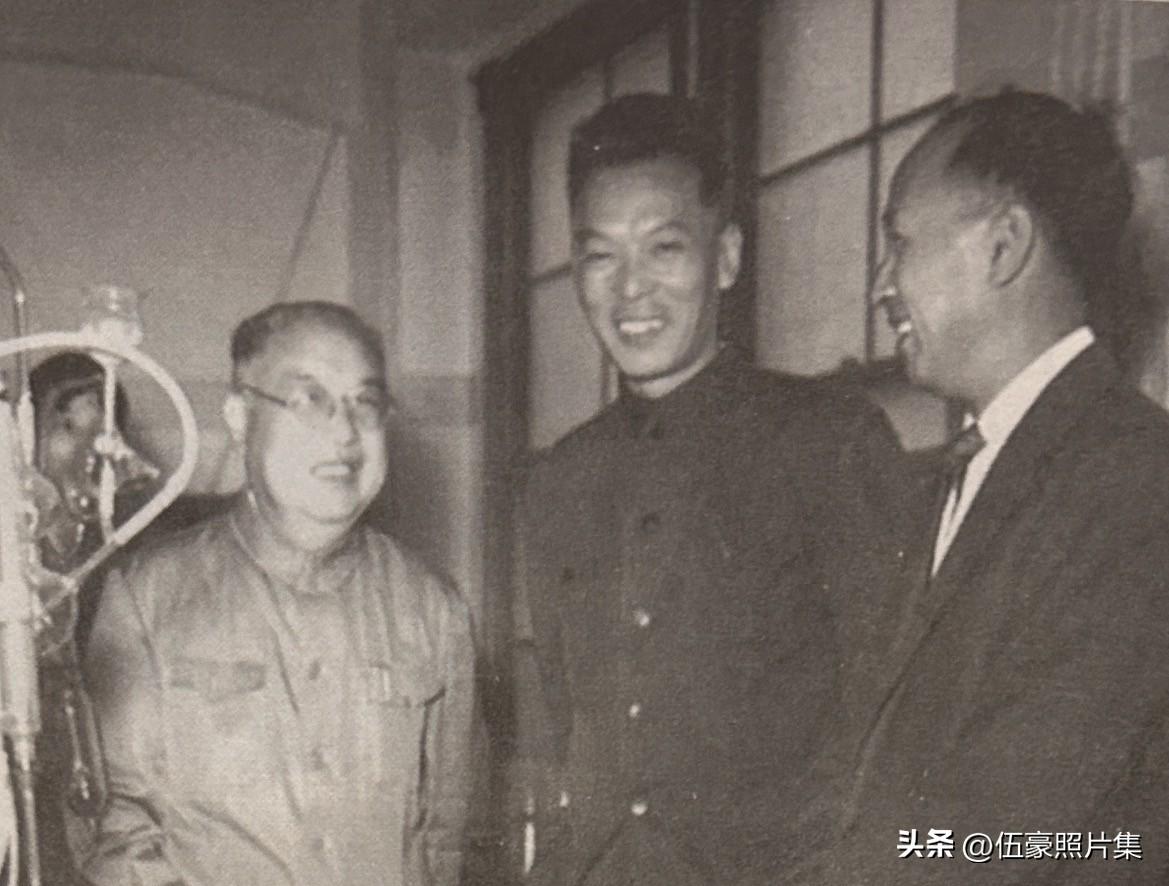 1955年10月，钱学森北上途中，在上海拜会中国科学院生物植物研究所所长和担任副
