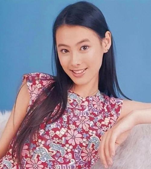 高端大气上档次的穿搭，可不止一种风格。鹅黄针织开衫搭配浅蓝衬衫和灰鱼尾裙，简直美