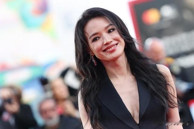 💖49岁舒淇女神形象崩坏，和刘伟强零滤镜合照颈纹眼纹尽现！
💖现年49岁的舒