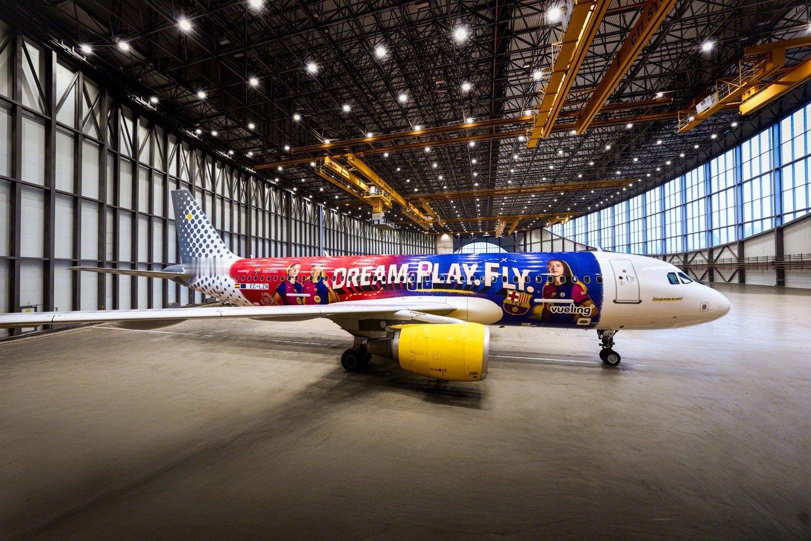 巴萨与伏林航空联手展示了这款飞机的全新设计，主题是“梦想、玩、飞翔”。#巴萨# 