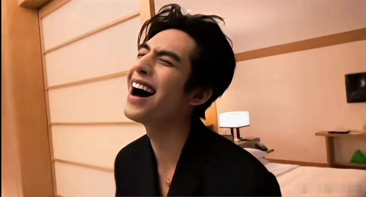 宋威龙从早期到现在，笑得好爽 